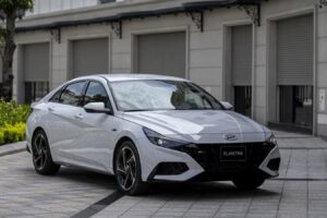 [XE CỦA NĂM 2024] Hyundai Elantra 2.0 AT dẫn đầu phân khúc “Xe gầm thấp 500-750 triệu đồng”
